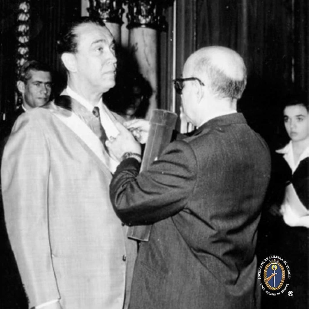 Juscelino Kubitschek (JK) recebe da Eubiose Comenda “Grã-Cruz da O.S.G.” Juscelino Kubitschek (JK) recebe da Eubiose Comenda “Grã-Cruz da O.S.G.”